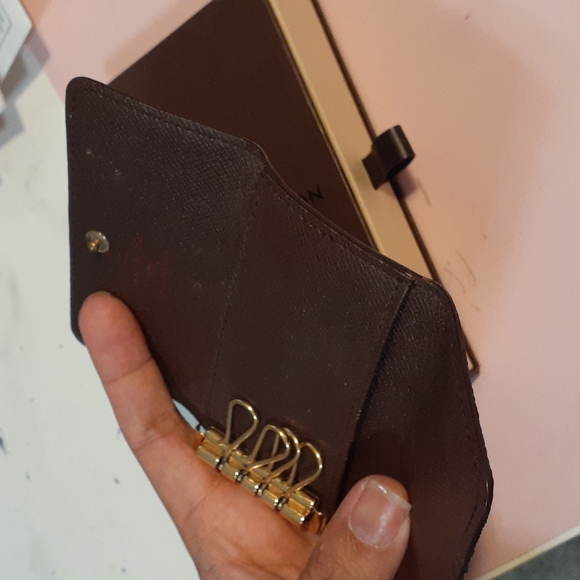 Louie Vuitton Damier Ebene Canvas 4 Key Card Holder - Picture 5 of 12